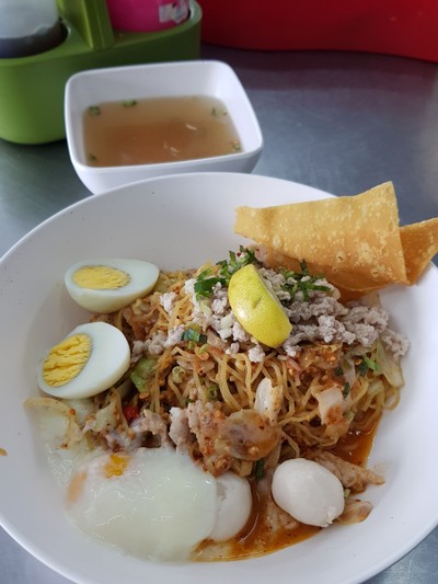 บะหมี่ต้มยำแห้งไข่คู่