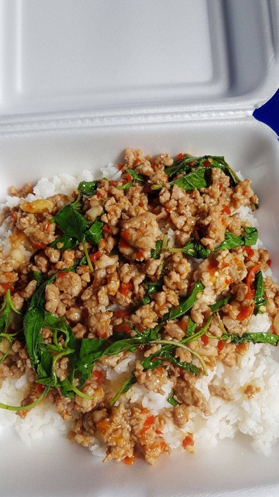 กระเพราหมูสับราดข้าว ร้อนๆ จร้า