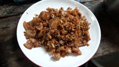 หมูผัดกระเทียมทอด
