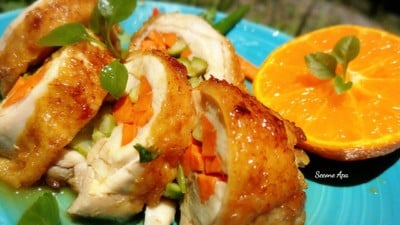 ไก่ม้วนผักดองซอสส้ม