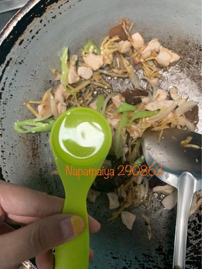 วิธีทำ อกไก่ผัดขิง วิธีทำ อกไก่ผัดขิง