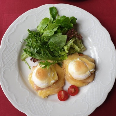 EGGS BENEDICT