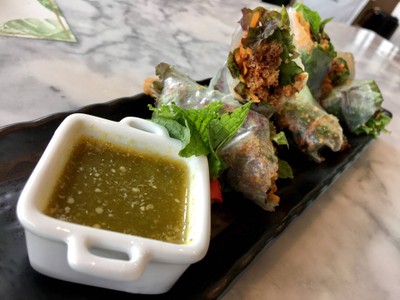 ปอเปี๊ยะสด-ขาหมูทอดกรอบ