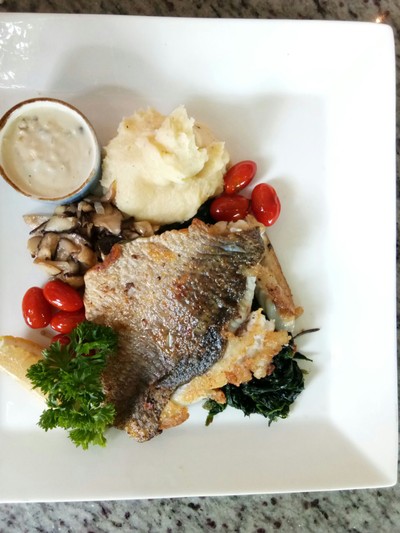 กะพงหนังกรอบมันบดผักโขม