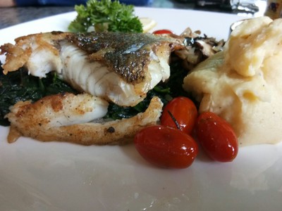 กะพงหนังกรอบมันบดผักโขม