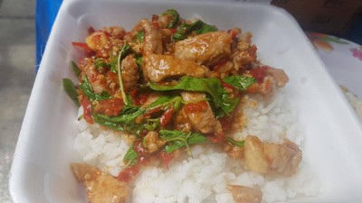 กระเพราหมูชิ้นราดข้าว