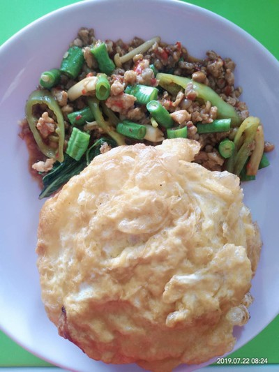 กะเพราหมูสับเน้นผักเยอะๆเสิร์ฟพร้อมไข่เจียวร้อนๆ น่าทานมากคะ