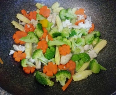 วิธีทำ ผัดผักรวมไก่ วิธีทำ ผัดผักรวมไก่