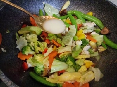 วิธีทำ ผัดผักรวมไก่ วิธีทำ ผัดผักรวมไก่
