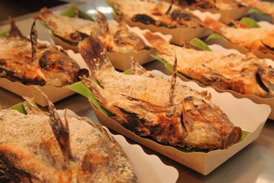 เมนูของร้าน ปลาเผาอินเตอร์ เมี่ยงปลาเผา ตลาดนัดจตุจักร ตลาดจตุจักร