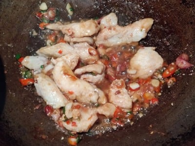 วิธีทำ จระเข้ผัดขี้เมา กะเพราแดง