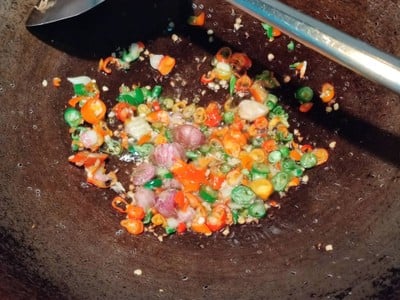 วิธีทำ จระเข้ผัดขี้เมา กะเพราแดง