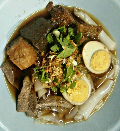 ก๋วยจั๊บน้ำข้น หมูกรอบ+ไข่+ตับหมู+เต้าหู้+เลือด