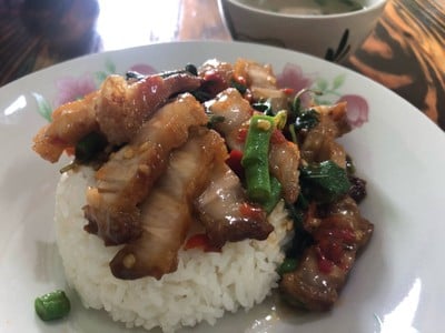 กระเพราหมูกรอบ