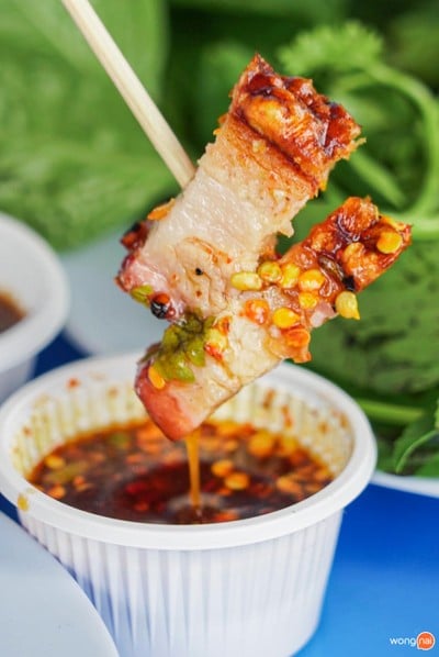 เหน่ง หมูอบโอ่ง ตลาดเมืองใหม่ ศรีภูมิ
