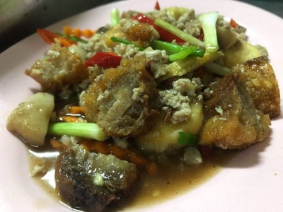 ผัดเต้าหู้หมูสับหมูกรอบ