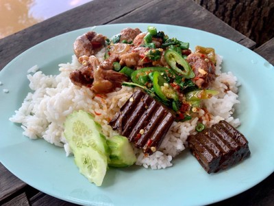 ข้าวกะเพราหมูตุ๋น