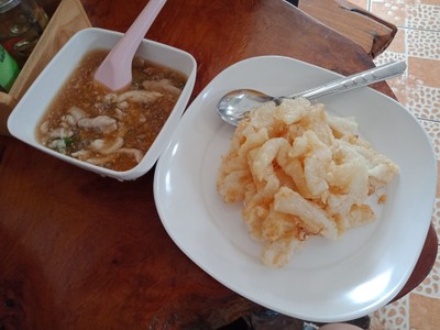 ราดหน้าเส้นใหญ่ชุบไข่ทอด