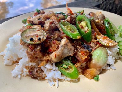 ข้าวผัดฉ่าหมูกรอบใส้อ่อน
