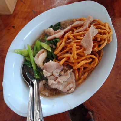 หมี่กรอบราดหน้าหมูหมัก