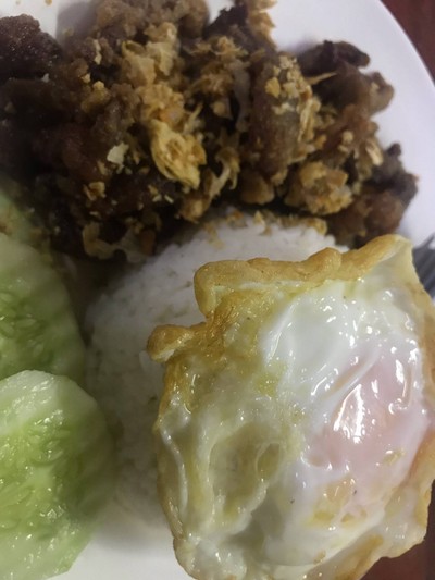 หมูกระเทียม ไข่ดาว