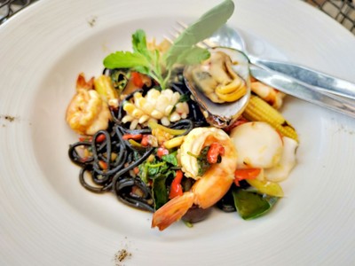 สปาเก็ตตี้เส้นหมึกดำผัดขี้เมาทะเล