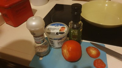 วิธีทำ Tomato mozzarella Salad with basil