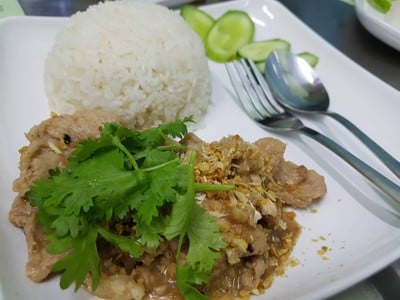 ข้าวหมูกระเทียม