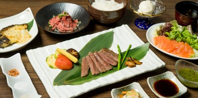 สเต๊กเนื้อวากิวสตริปลอยน์ ในร้านชาบูสุกี้สไตล์ญี่ปุ่นขนาดแท้