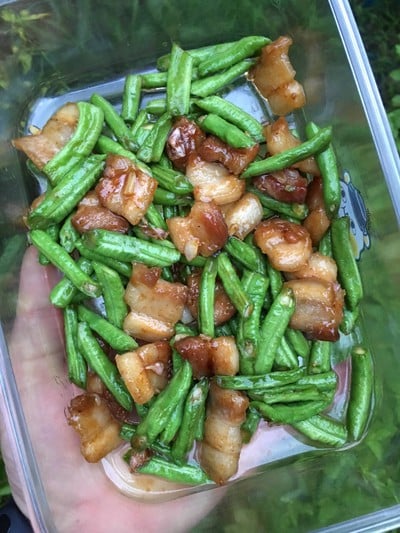 “ผัดถั่วฝักยาวน้ำมันหอยใส่หมูสามชั้น" “ผัดถั่วฝักยาวน้ำมันหอยใส่หมูสามชั้น"