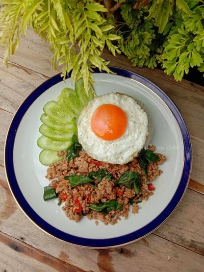 วิธีทำ ข้าวกะเพราเนื้อสับ-ไข่ดาว วิธีทำ ข้าวกะเพราเนื้อสับ-ไข่ดาว