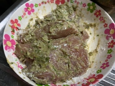วิธีทำ หมูหมักกระเทียมพริกไทย วิธีทำ หมูหมักกระเทียมพริกไทย
