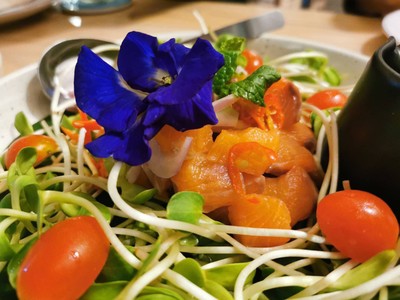 สลัดปลาแซลมอน