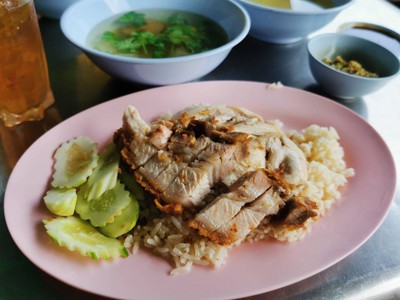 ข้าวมันไก่หมูกรอบ
