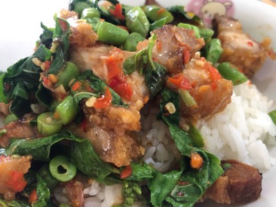 กระเพราหมูกรอบ