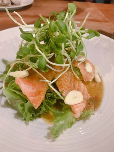 ยำแซลม่อนแซ่บ
