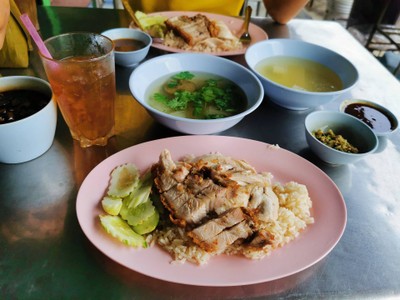 ข้าวมันไก่หมูกรอบ