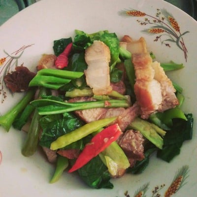คะน้าหมูกรอบ