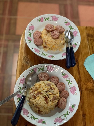 วิธีทำ ข้าวผัดกุนเชียง On Topด้วยไส้กรอก วิธีทำ ข้าวผัดกุนเชียง On Topด้วยไส้กรอก
