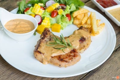 เมนูของร้าน The Three Little Pigs ท่าตลาด