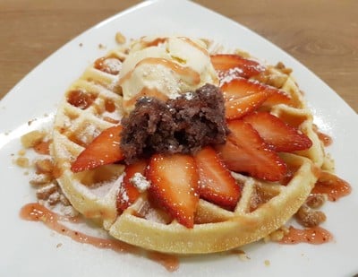 วัฟเฟิลสตรอเบอรี่สดกับไอศครีมวนิลลา