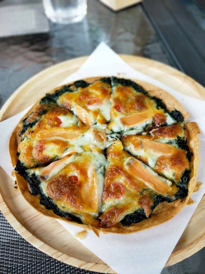 พิซซ่าแซลมอนรมควันและผักโขมอบชีส