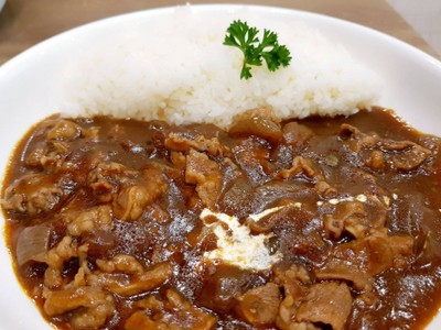 ข้าวแกงกะหรี่ฮายาชิเนื้อสไลด์