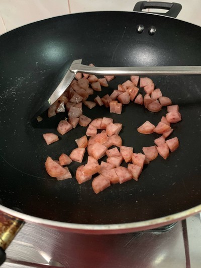 วิธีทำ ข้าวผัดกุนเชียง On Topด้วยไส้กรอก วิธีทำ ข้าวผัดกุนเชียง On Topด้วยไส้กรอก