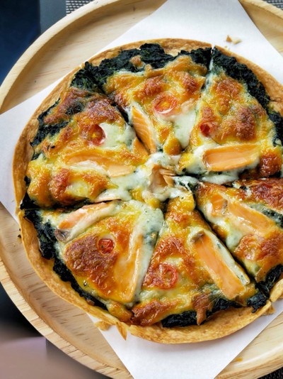 พิซซ่าแซลมอนรมควันและผักโขมอบชีส