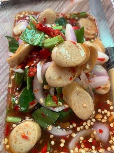 ยำไส้กรอก ราคา 80 บาท