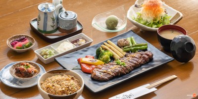 ร้านอาหารญี่ปุ่นวิวสวยในโรงแรมกับเซตเทปปันยากิระดับพรีเมียม