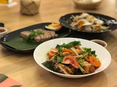 ยำไก่ทอด