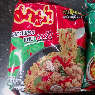 วิธีทำ มาม่าเส้นแบนผัดกะเพราสดใส