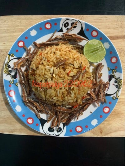 ข้าวผัดพริกแกงเผ็ดปลากรอบ